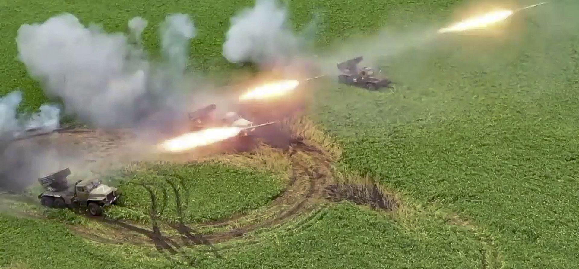 Foto captura de un video publicado por el Servicio de Prensa del Ministerio de Defensa de Rusia el lunes 8 de agosto de 2022 muestra los lanzacohetes múltiples Grad del ejército ruso disparando cohetes contra las tropas ucranianas en un lugar no revelado. (Foto del Servicio de Prensa del Ministerio de Defensa Ruso vía AP)