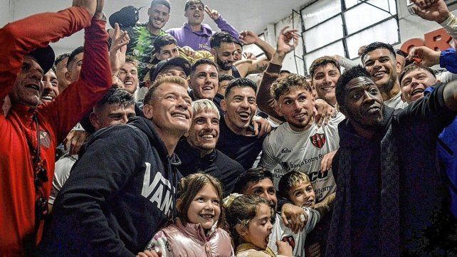 El festejo en el vestuario. Patronato bajó a Colón y comienza a enderezar el rumbo.