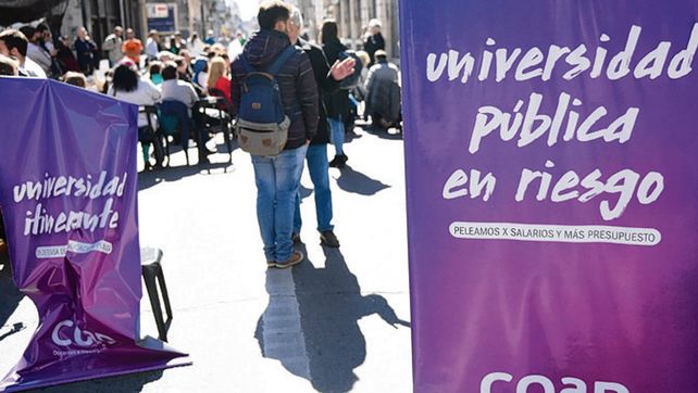 En la calle. Los docentes reclamaron por la universidad pública.