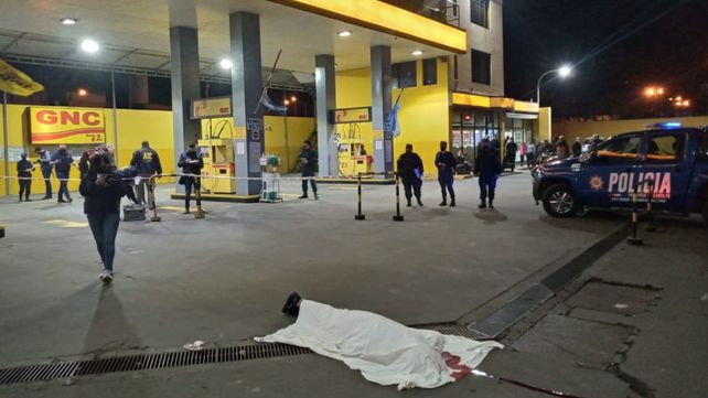 El crimen se produjo en la estación de servicio conocida como Estación Oeste, de Mendoza y Circunvalación. 