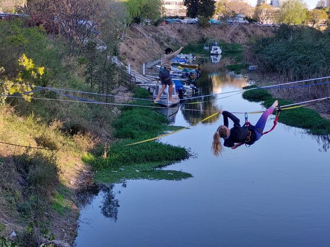 Rosario es la primera ciudad de Argentina en regular la práctica de slackline