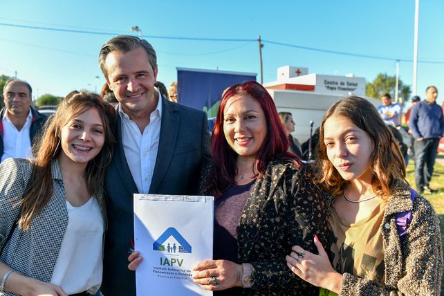 Bahl habló de la firmeza de la política de viviendas provincial.