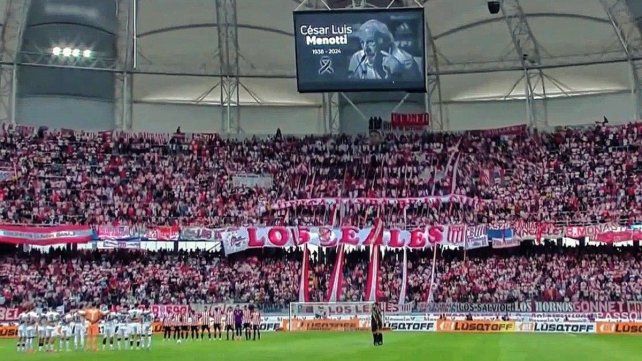 Se hizo un minuto de silencio en la final Vélez-Estudiantes en homenaje a Menotti