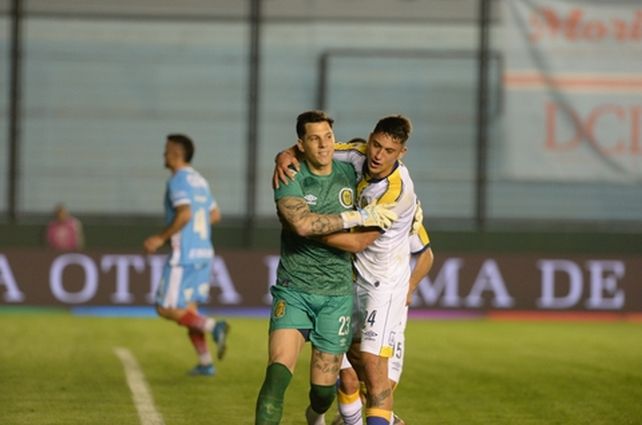 Central venció a Arsenal con dos de penal de su goleador y arquero, Servio, y un golazo de Veliz