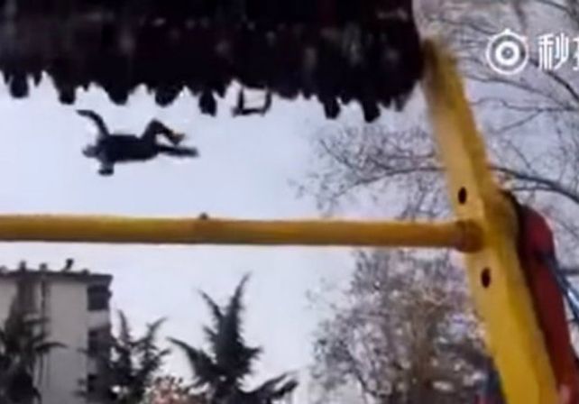 Un hombre murió al caer desde un juego en un parque de diversiones