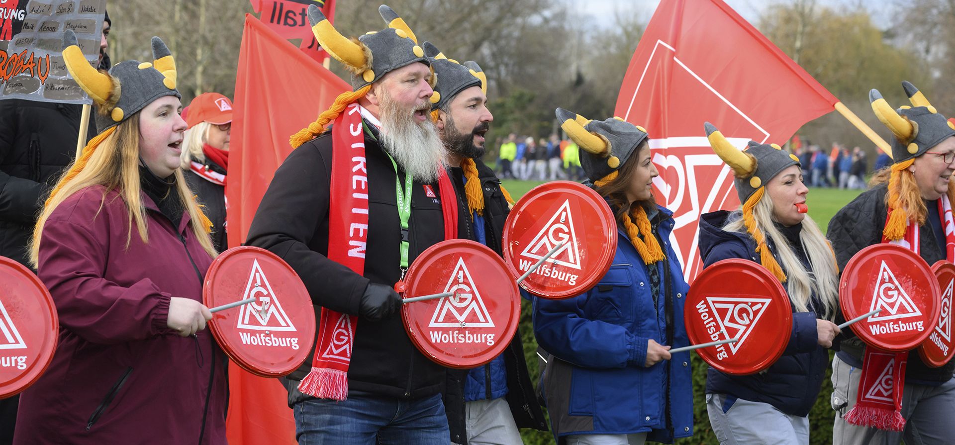 Los trabajadores de Volkswagen se manifiestan en el primer día de una huelga de advertencia a nivel nacional, frente a una planta de Volkswagen en Wolfsburg, Alemania, el lunes 2 de diciembre de 2024. (Julian Stratenschulte/dpa vía AP) Los trabajadores de Volkswagen se manifiestan en el primer día de una huelga de advertencia a nivel nacional, frente a una planta de Volkswagen en Wolfsburg, Alemania, el lunes 2 de diciembre de 2024. (Julian Stratenschulte/dpa vía AP)