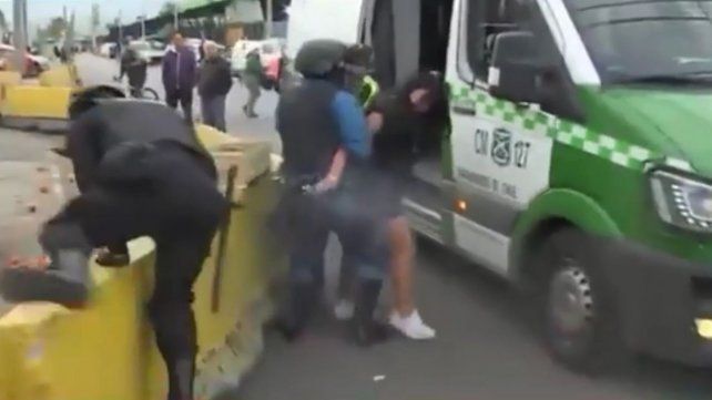 Chile: la detuvieron, robó el arma de un guardia y baleó a tres personas