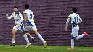 Gol de Central. Mateo Serra ya convirtió el primero y lo celebra. Leonardo Ríos y Cristian Bonesso se le unen al festejo.