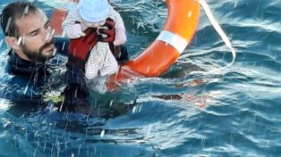 Crisis migratoria: la imagen de un bebé rescatado del mar da la vuelta al mundo
