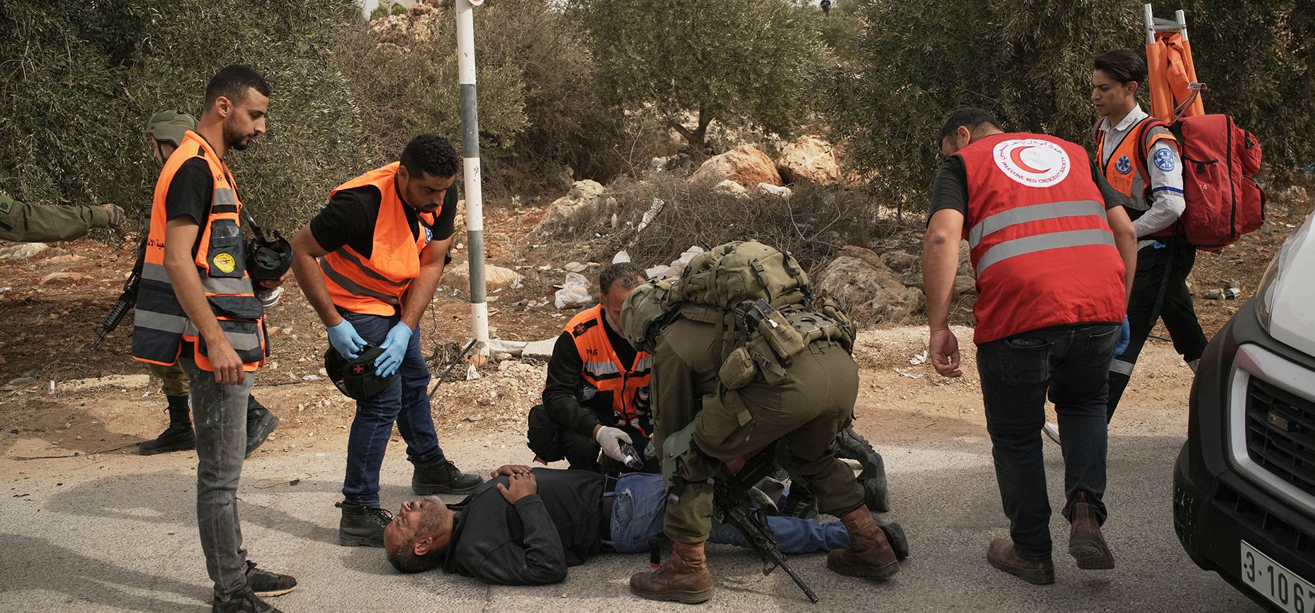 Personal médico palestino y un soldado israelí atienden a un hombre palestino que recibió disparos de soldados israelíes tras un ataque perpetrado por colonos contra palestinos que recolectaban aceitunas en la localidad de Abu Falah, en Cisjordania, el viernes 16 de octubre de 2026. (Foto AP/Leo Correa) Personal médico palestino y un soldado israelí atienden a un hombre palestino que recibió disparos de soldados israelíes tras un ataque perpetrado por colonos contra palestinos que recolectaban aceitunas en la localidad de Abu Falah, en Cisjordania, el viernes 16 de octubre de 2026. (Foto AP/Leo Correa)
