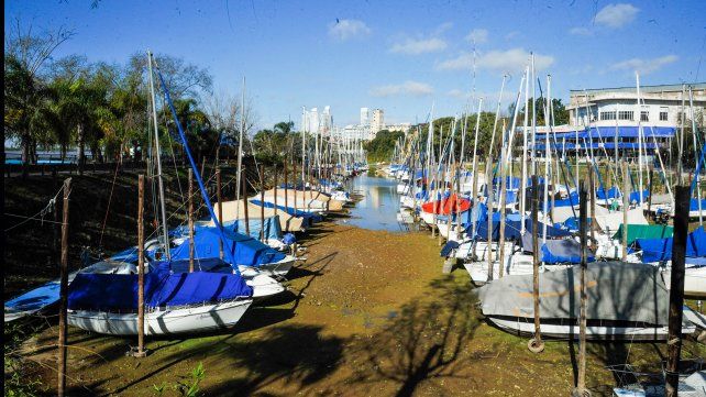 Veleros sobre el barro en el club Nautico Avellaneda.