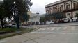 Necesidad. La cantidad de gente sorprendió a quienes pasaban frente a la estación del ferrocarril.