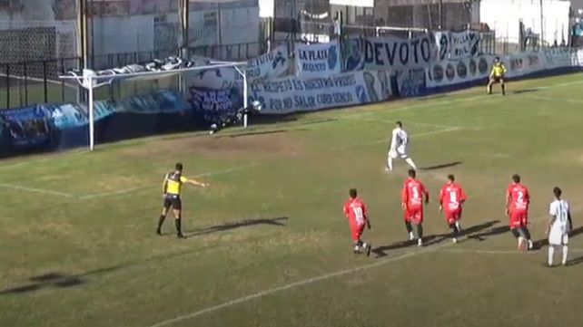 Néstor Acosta desvia junto a su palo izquierdo el penal ejecutado por Juan Cruz Vega.&nbsp; &nbsp;