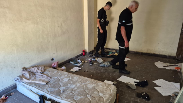 Una de las oficinas del antiguo edificio convertida en dormitorio