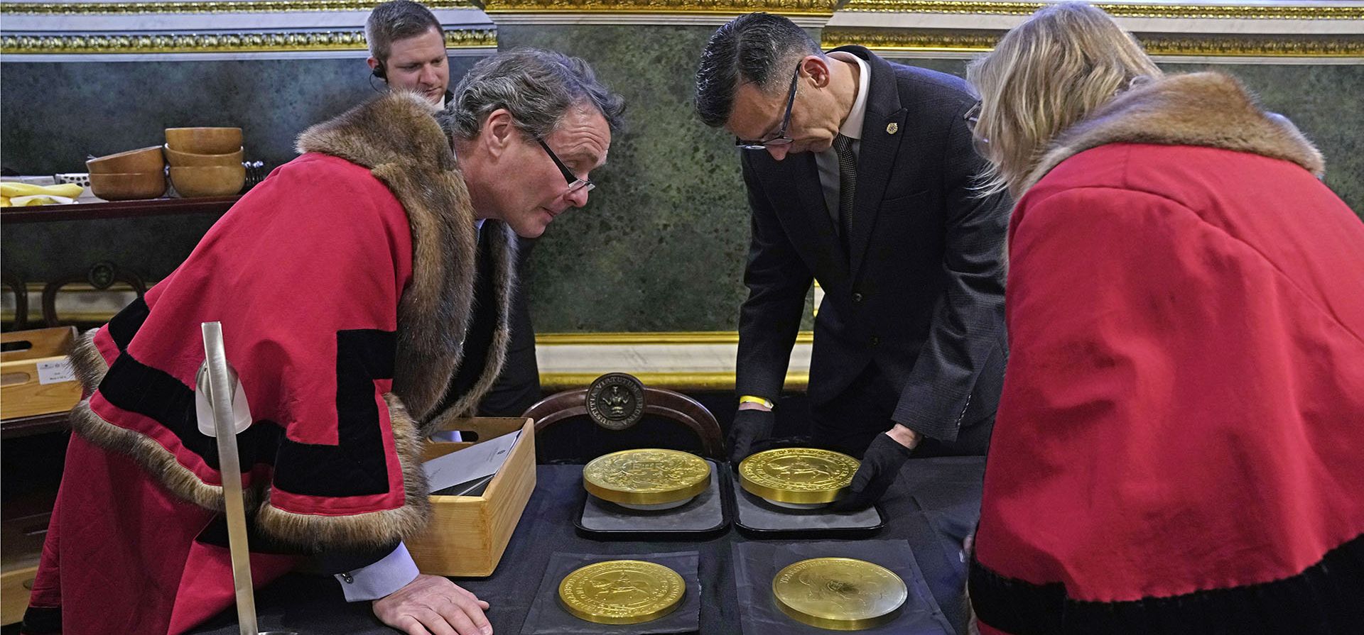 Las monedas se evalúan durante el "Trial of the Pyx", una ceremonia que data del siglo XII en la que se pesan las monedas para asegurarse de que cumplen con los estándares, en el Goldsmiths