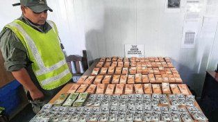 Dos chinos y un argentino viajaban con millones de pesos y dólares por la ruta 12