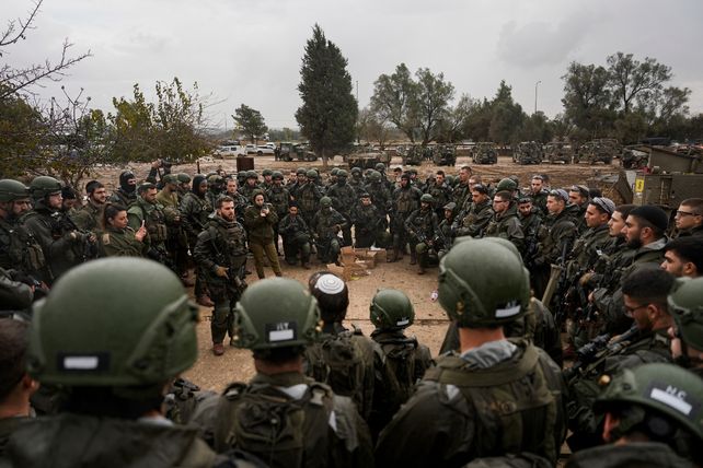 Soldados israelíes escuchan a su comandante previo a una incursión en el norte de la Franja de Gaza.