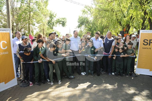 El intendente inauguró el pavimento articulado de calle Valentín Alsina
