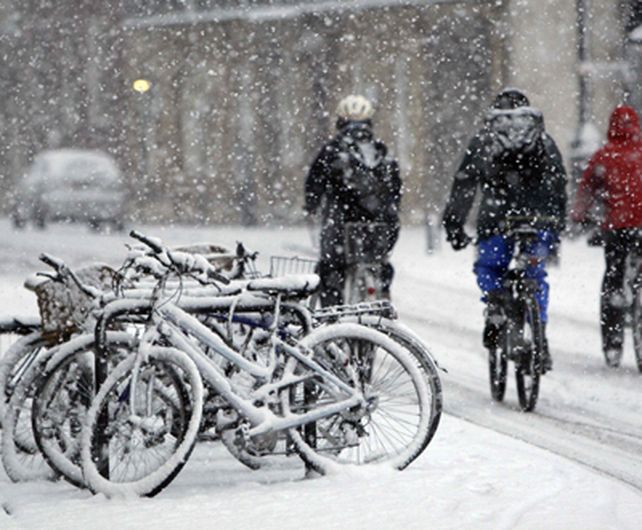 Fuertes tormentas de nieve colapsan el transporte en Inglaterra y Gales