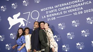 El director (en el medio) y su elenco durante la presentación en el Festival de Cine de Venecia.&nbsp;