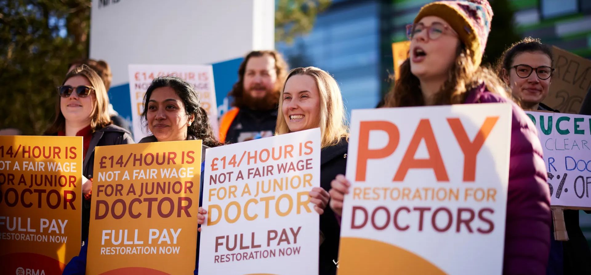 Manchester, Reino Unido. Médicos jóvenes en un piquete frente a Manchester Royal Infirmary mientras miembros de BMA en toda Inglaterra organizan una huelga de cuatro días. Fotografía: Christopher Thomond/The Guardian