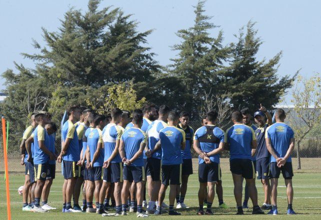 Los futbolistas canallas escuchan las directivas del Kily en medio del entrenamiento.