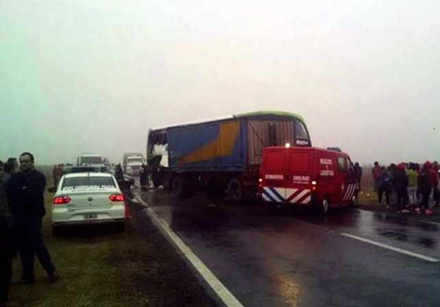 Volvían del viaje de egresados y chocaron: un muerto y 15 heridos
