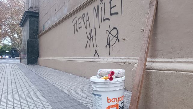 La pared de la Catedral sobre calle Córdoba con la pintada agresiva hacia Javier Milei.&nbsp;