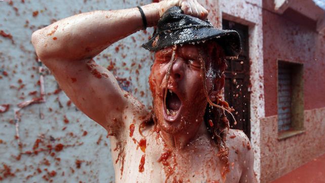 Tomatina, la batalla roja celebra su fiesta anual con un mensaje contra la homofobia