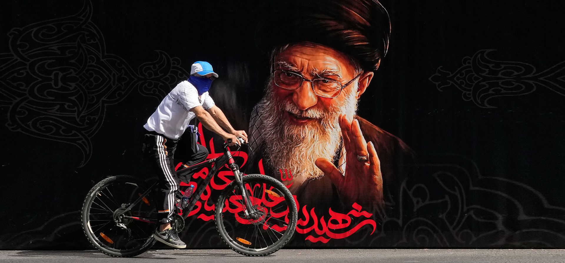 Un hombre pasa en bicicleta junto a un retrato del asesinado líder supremo iraní, el ayatolá Ali Khamenei, antes de las ceremonias fúnebres que duraron varios días en Teherán, Irán, el viernes 3 de julio de 2026. (Foto AP/Vahid Salemi) Un hombre pasa en bicicleta junto a un retrato del asesinado líder supremo iraní, el ayatolá Ali Khamenei, antes de las ceremonias fúnebres que duraron varios días en Teherán, Irán, el viernes 3 de julio de 2026. (Foto AP/Vahid Salemi)