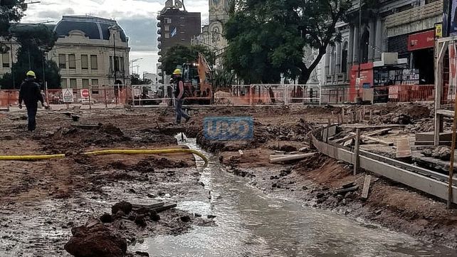 Paraná: obreros rompieron un caño de agua en pleno microcentro