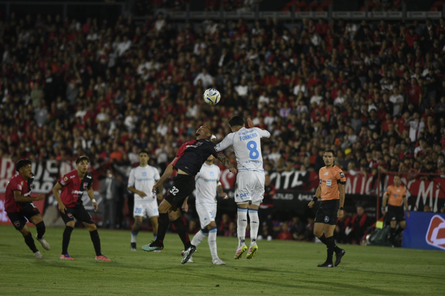 Newells busca el primer gol ante Racing y comenzó mejor