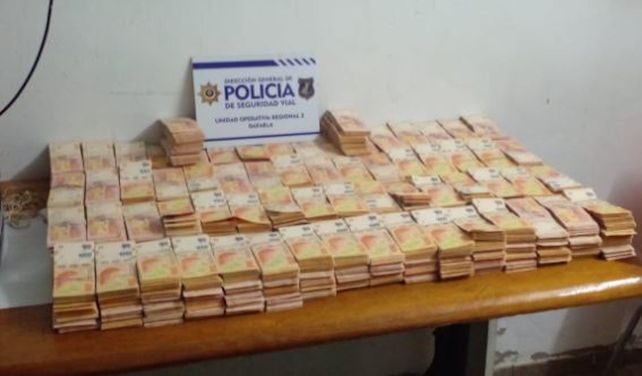 Los fajos de billetes trasladados por los dos sospechosos oriundos de Tucumán.