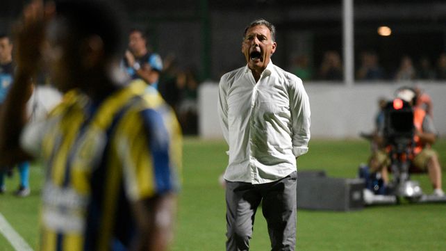Russo da indicaciones en medio de la derrota de Central ante Sarmiento. El DT cambia sólo lo necesario.