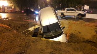 Un auto cayó en un pozo de una obra de desagüe en avenida French