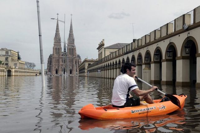 El río Luján superó los 5 metros y el agua se acerca a la Basílica