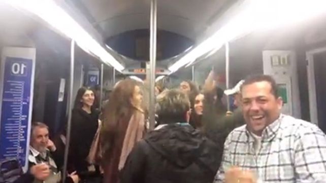 Una canción de Shakira que cantaron los pasajeros del subte se volvió viral