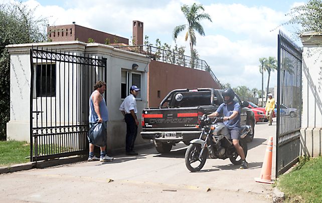 Portón 2. Por allí habrían ingresado los ladrones la madrugada de ayer cuando en el lugar no había guardias. (foto: Enrique Rodríguez Moreno)