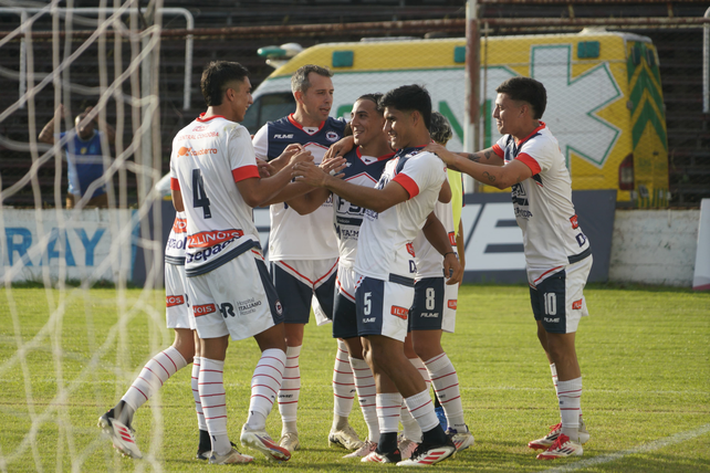 Los futbolistas de Central Córdoba festejan el segundo tanto de la tarde.