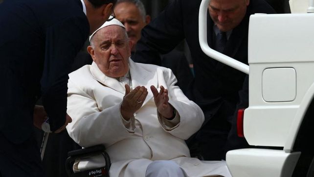 El Papa Francisco fue operado del abdomen en el Hospital Gemelli de Roma y ahora deberá hacer un tratamiento estricto.