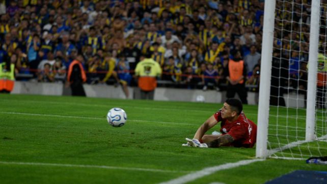 Rodrigo Morínigo contiene el penal de Di María y segundos después parará también el rebote. Pese a eso