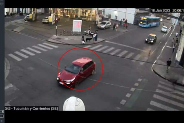 Los sospechosos de cometer el vandálico hecho escaparon en un auto que quedo filmado por las cámaras de seguridad de la calle.