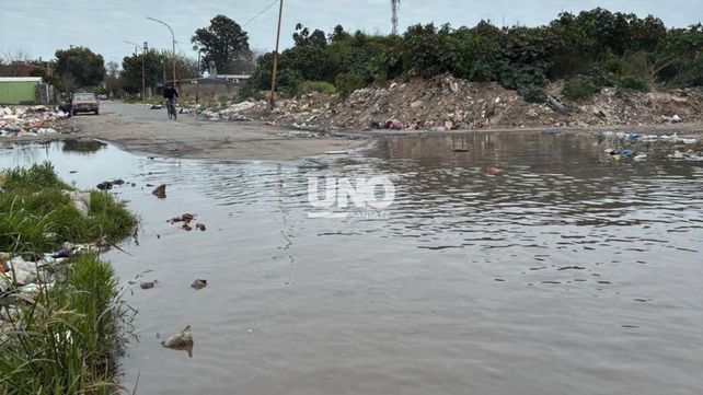 Anegamiento persistente. Vecinos de Gorostiaga al 3.500 denuncian una calle anegada por posibles desagües obstruidos y pérdida de cañerías.