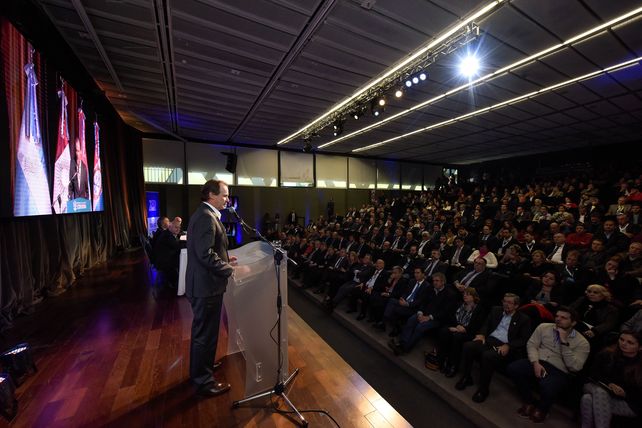 Bordet le habla a los presentes al asumir la presidencia pro témpore.