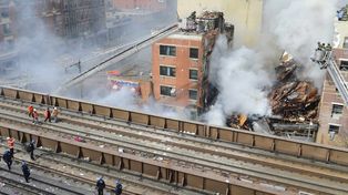 Una explosión de gas derrumbó dos edificios en Nueva York: dos muertos