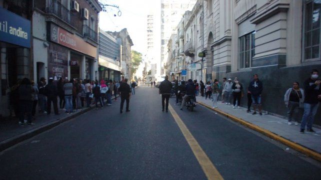 Maltrato e incumplimiento a la ley que impide la espera de más de 30 minutos en bancos