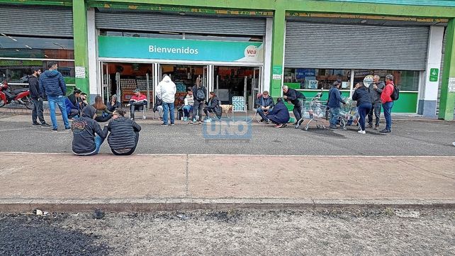 Se encadenó Ruberto. El dirigente acompaña a los despedidos del Vea.