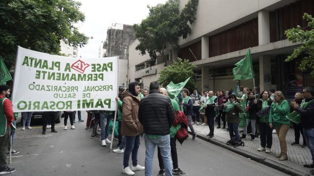 Trabajadores de ATE Rosario protestan frente a la sede del Pami I en reclamo del pase a planta permanente de 400 trabajadores.