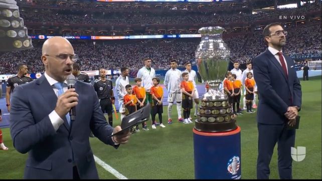 Los pastores en acción en la ceremonia inaugural y antes del debut victorioso de Argentina.