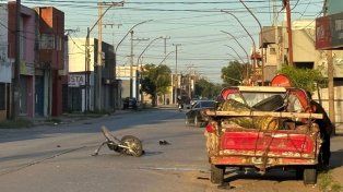 El motociclista chocó contra la camioneta que estaba estacionada